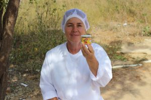 Vilzoneide Batista mostra geleia feita pela rede de mulheres. Foto: Arquivo Rede Mulheres do Pajeú