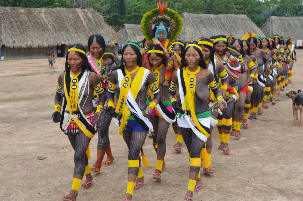 Mulheres dançam para o início do plantio: segurança alimentar para indígenas Kayapó