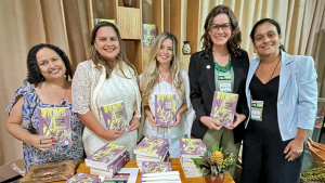 Herena Melo, segunda da esquerda para a direita, e Andréia Mello, primeira da direita para a esquerda, no lançamento do livro durante a COP30. Foto: Divulgação/ABRAMPA